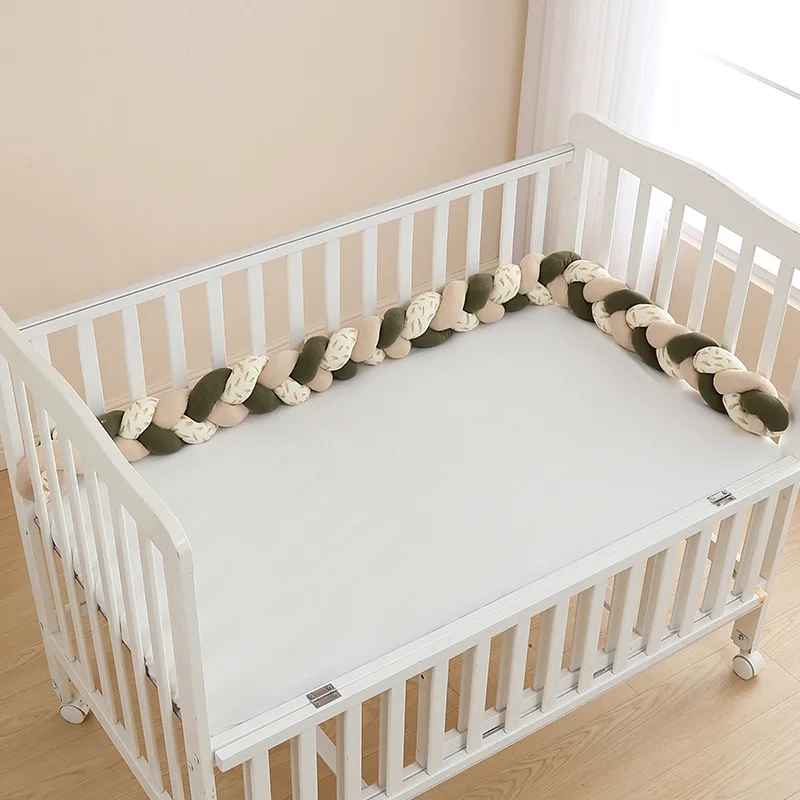 tresse-de-lit-vert-menthe-beige-dans-lit-bebe-matin-doux