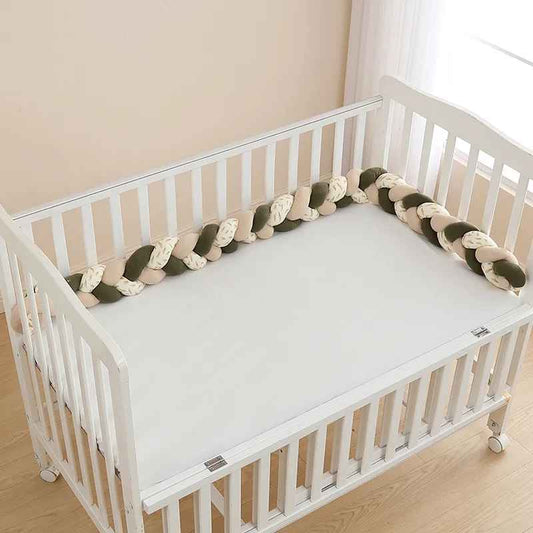 tresse-de-lit-vert-menthe-beige-dans-lit-bebe-matin-doux