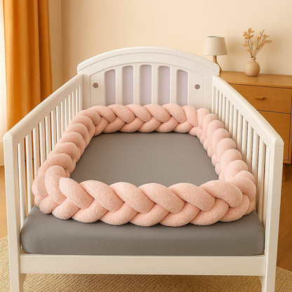tresse-tour-de-lit-bebe-rose-brillant-dans-berceau-lou