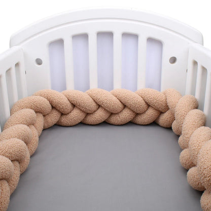 tresses-de-lit-bebe-beige-dans-lit-blanc-bim