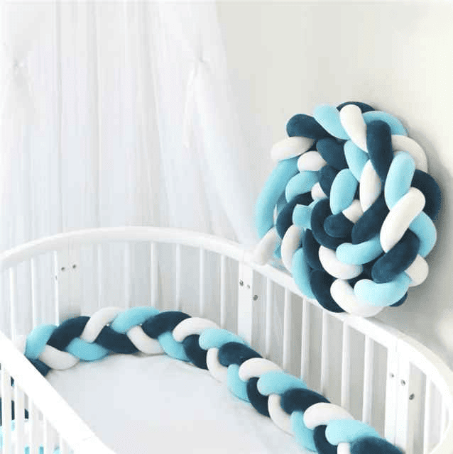 tuto tresse de lit 3m bleu blanc dans berceau blanc avec coussin mural coil decoration securisee chambre bebe nidoux