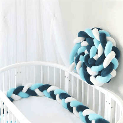 tuto tresse de lit 3m bleu blanc dans berceau blanc avec coussin mural coil decoration securisee chambre bebe nidoux
