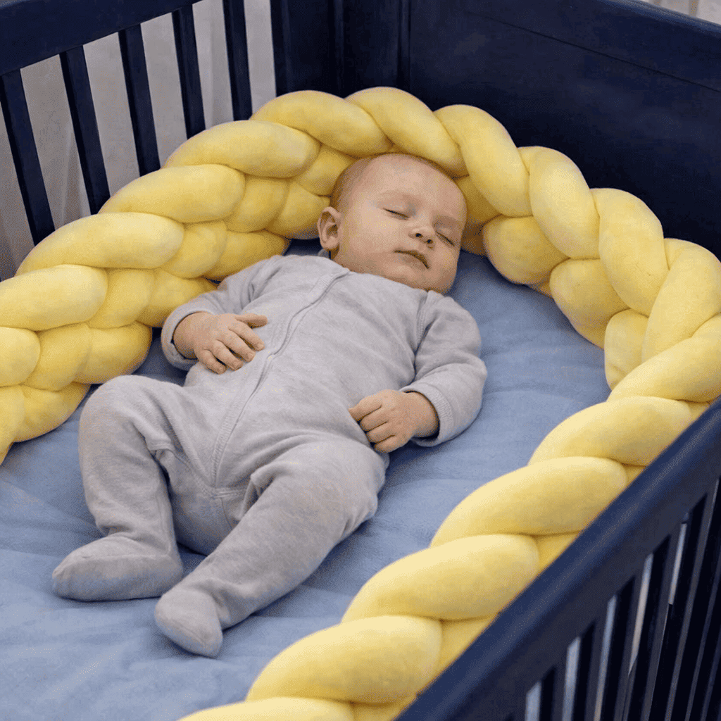 tuto-tresse-de-lit-jaune-bebe-endormi-berceau-bleu-nuit-berce-velours